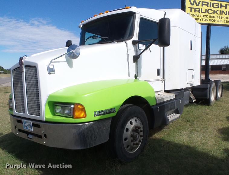 image for item DF2805 2006 Kenworth T600 semi truck