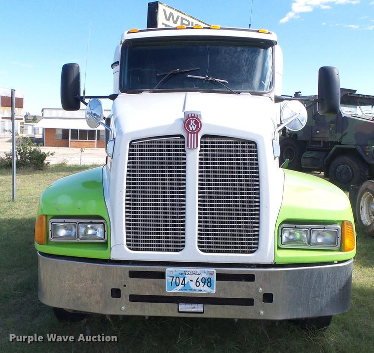 image for item DF2805 2006 Kenworth T600 semi truck