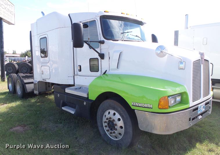 image for item DF2805 2006 Kenworth T600 semi truck