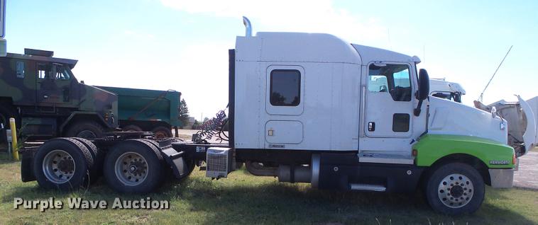 image for item DF2805 2006 Kenworth T600 semi truck