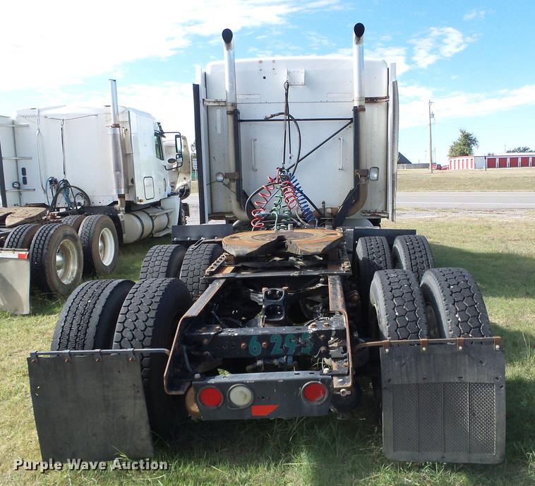 image for item DF2805 2006 Kenworth T600 semi truck