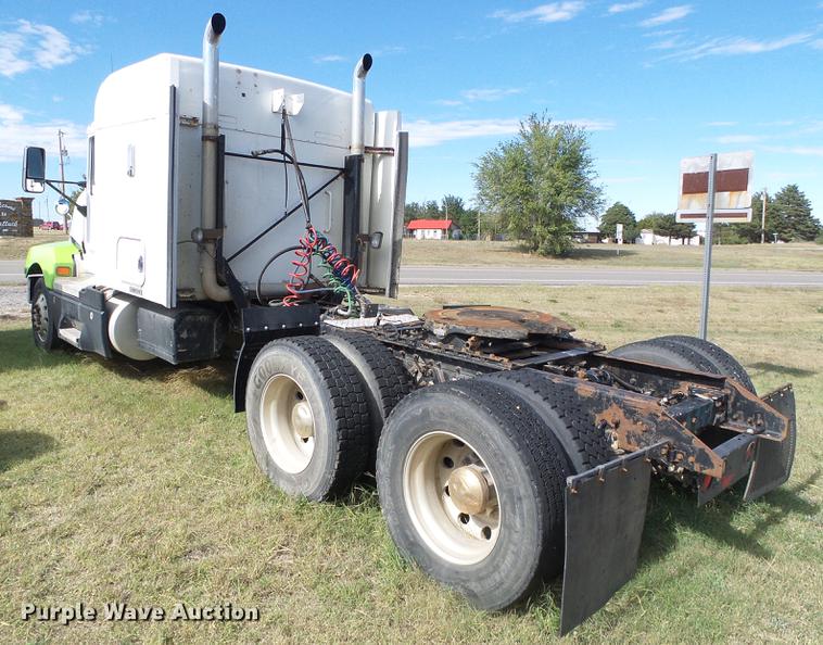 image for item DF2805 2006 Kenworth T600 semi truck