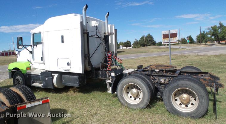 image for item DF2805 2006 Kenworth T600 semi truck