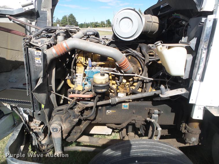 image for item DF2805 2006 Kenworth T600 semi truck