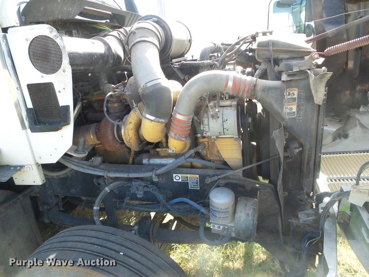 image for item DF2805 2006 Kenworth T600 semi truck