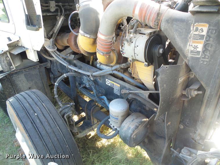 image for item DF2805 2006 Kenworth T600 semi truck