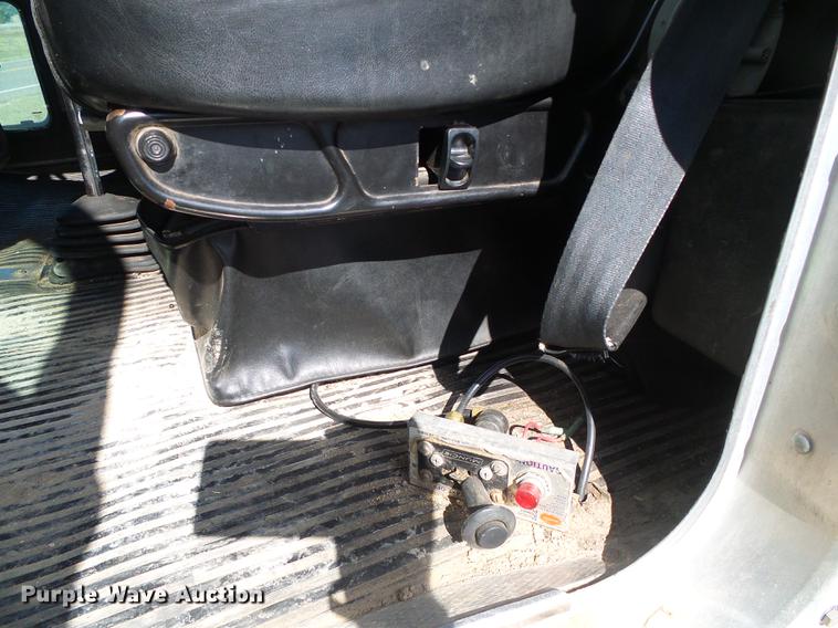 image for item DF2805 2006 Kenworth T600 semi truck