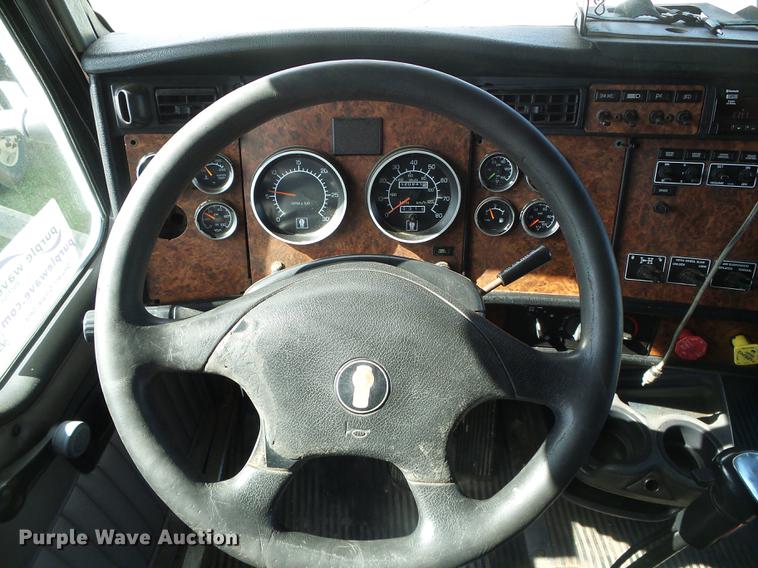 image for item DF2805 2006 Kenworth T600 semi truck