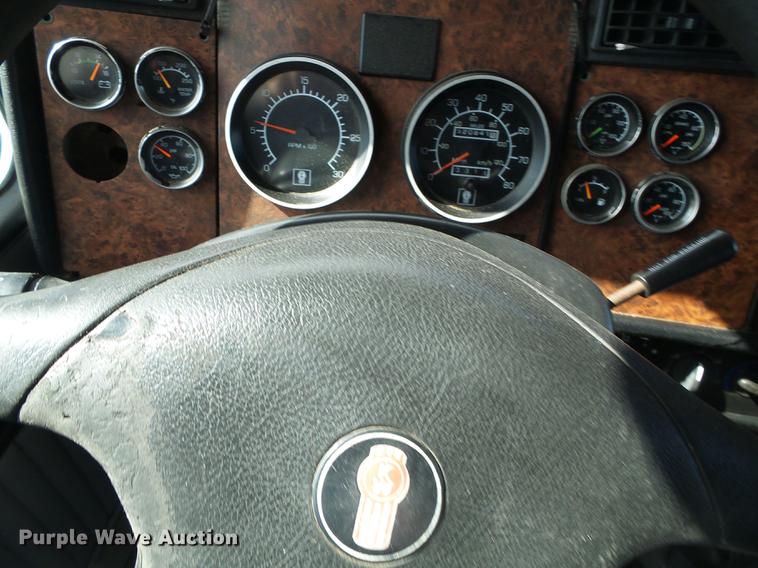 image for item DF2805 2006 Kenworth T600 semi truck