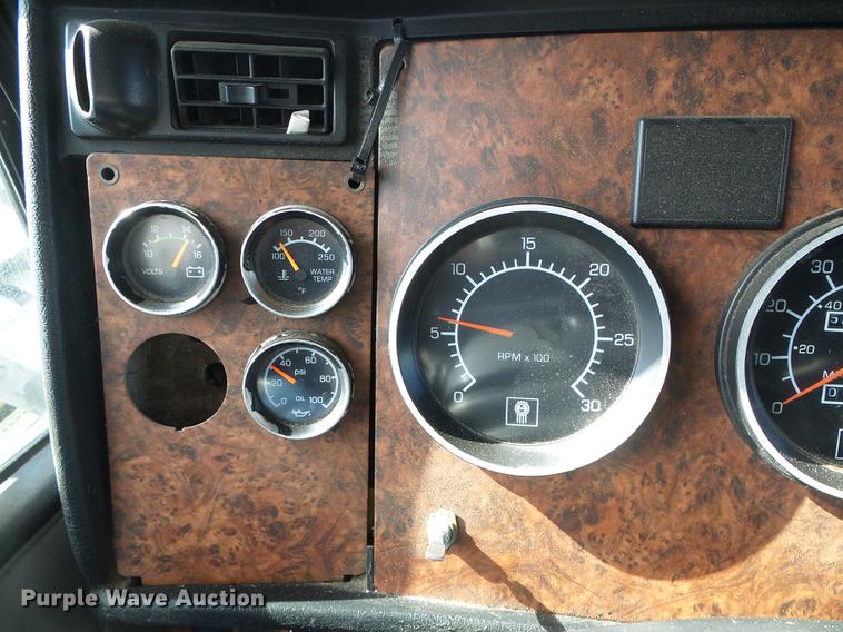 image for item DF2805 2006 Kenworth T600 semi truck