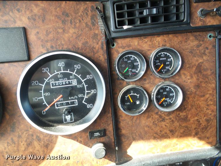 image for item DF2805 2006 Kenworth T600 semi truck