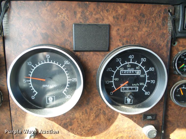 image for item DF2805 2006 Kenworth T600 semi truck