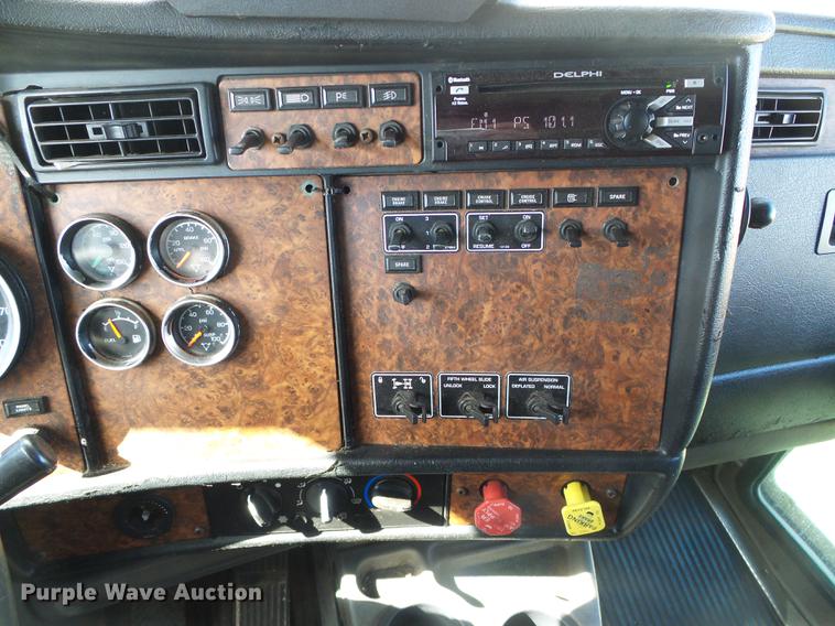 image for item DF2805 2006 Kenworth T600 semi truck