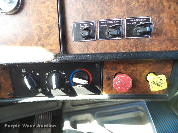 image for item DF2805 2006 Kenworth T600 semi truck