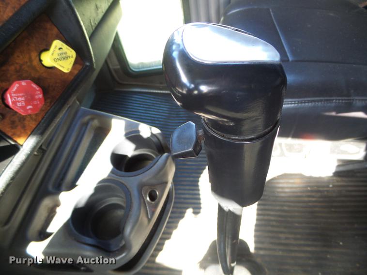 image for item DF2805 2006 Kenworth T600 semi truck