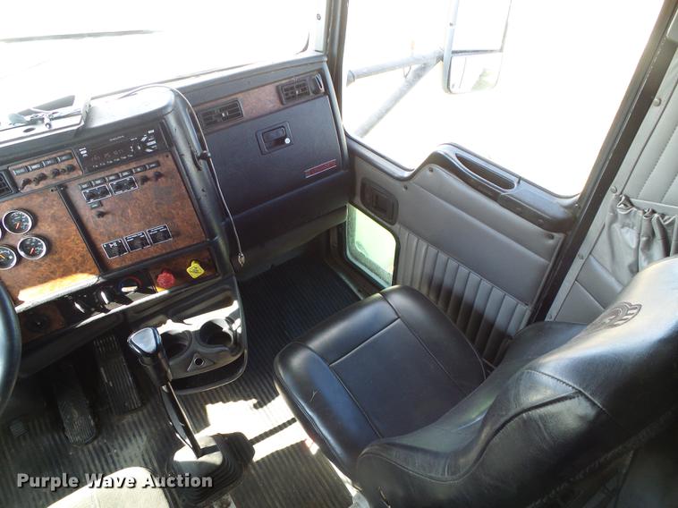 image for item DF2805 2006 Kenworth T600 semi truck