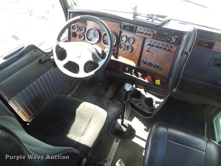 image for item DF2805 2006 Kenworth T600 semi truck