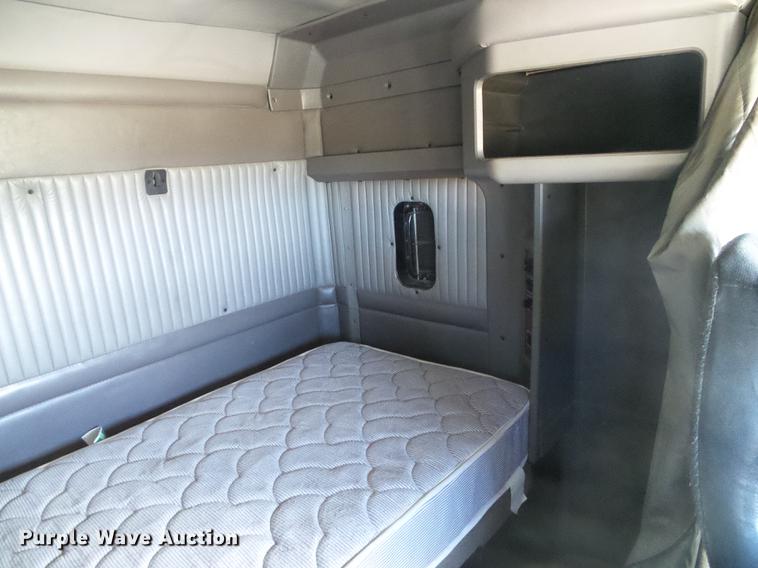 image for item DF2805 2006 Kenworth T600 semi truck