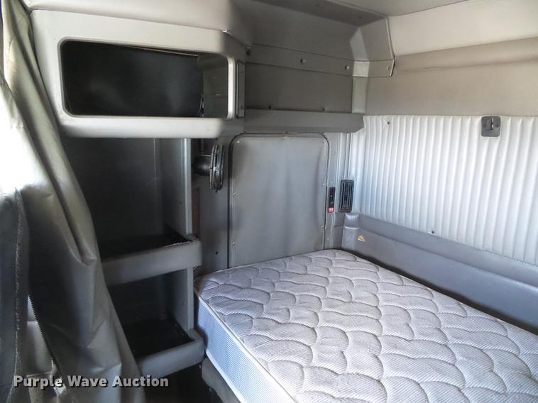 image for item DF2805 2006 Kenworth T600 semi truck