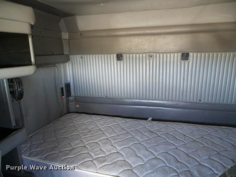 image for item DF2805 2006 Kenworth T600 semi truck