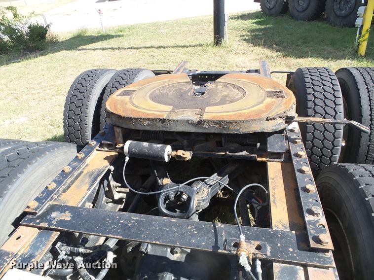 image for item DF2805 2006 Kenworth T600 semi truck