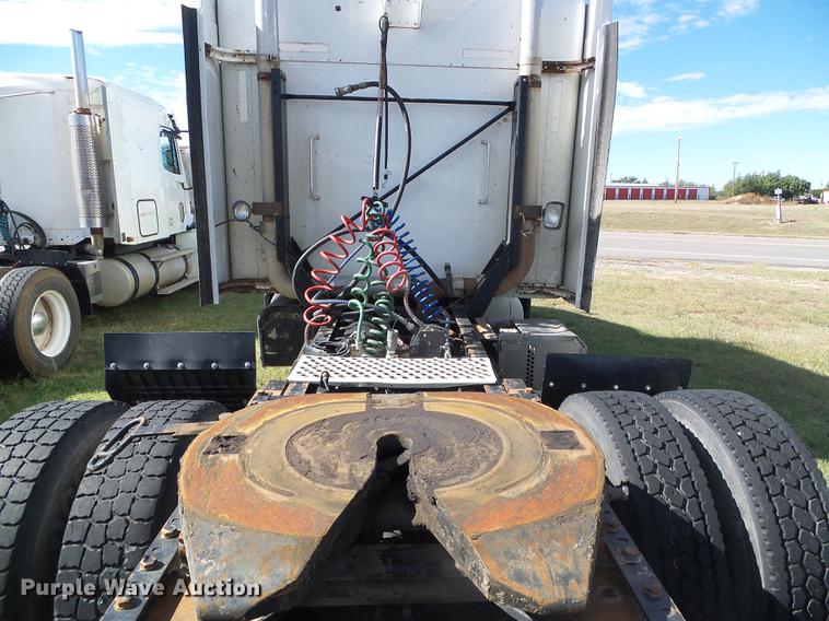 image for item DF2805 2006 Kenworth T600 semi truck