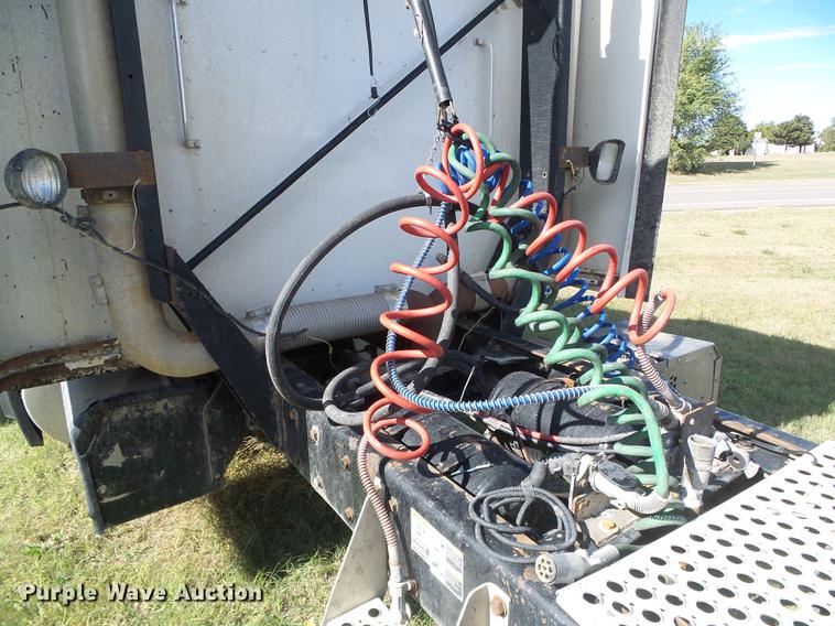 image for item DF2805 2006 Kenworth T600 semi truck