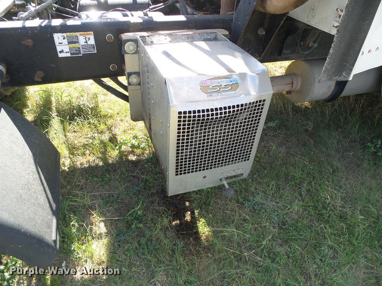 image for item DF2805 2006 Kenworth T600 semi truck