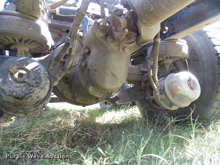 image for item DF2805 2006 Kenworth T600 semi truck