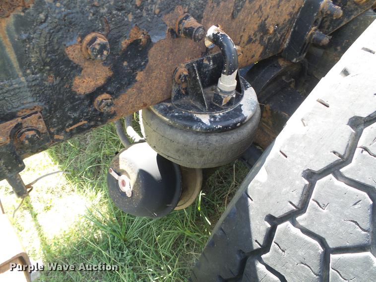 image for item DF2805 2006 Kenworth T600 semi truck