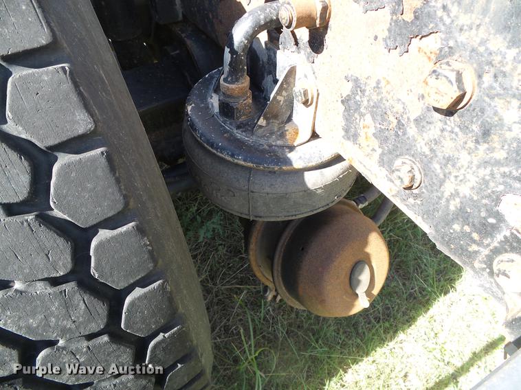 image for item DF2805 2006 Kenworth T600 semi truck