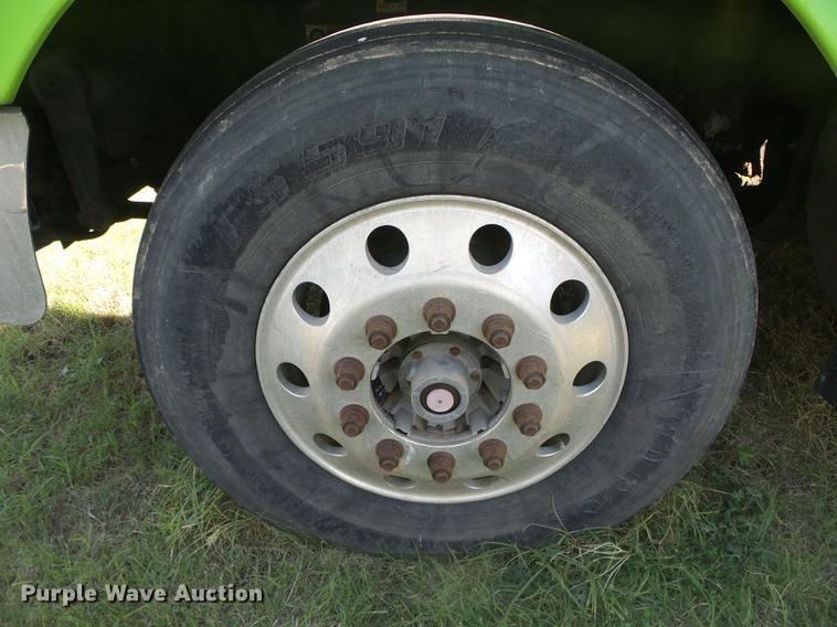 image for item DF2805 2006 Kenworth T600 semi truck