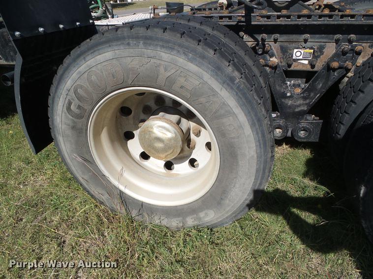 image for item DF2805 2006 Kenworth T600 semi truck