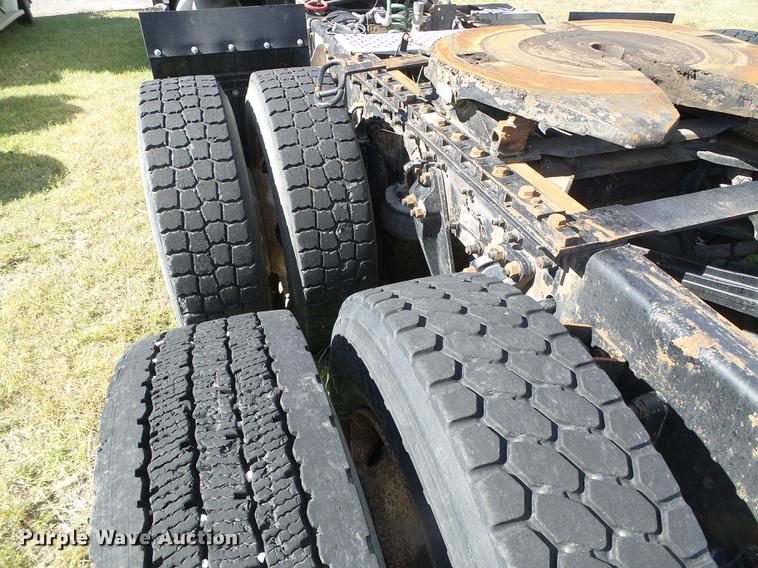 image for item DF2805 2006 Kenworth T600 semi truck