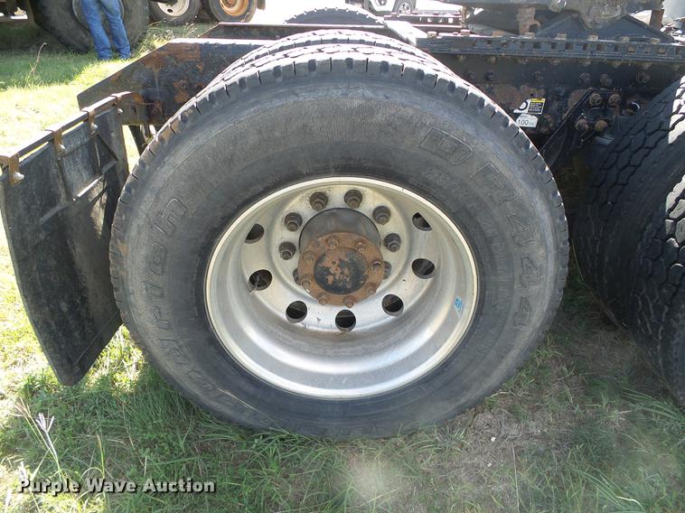 image for item DF2805 2006 Kenworth T600 semi truck