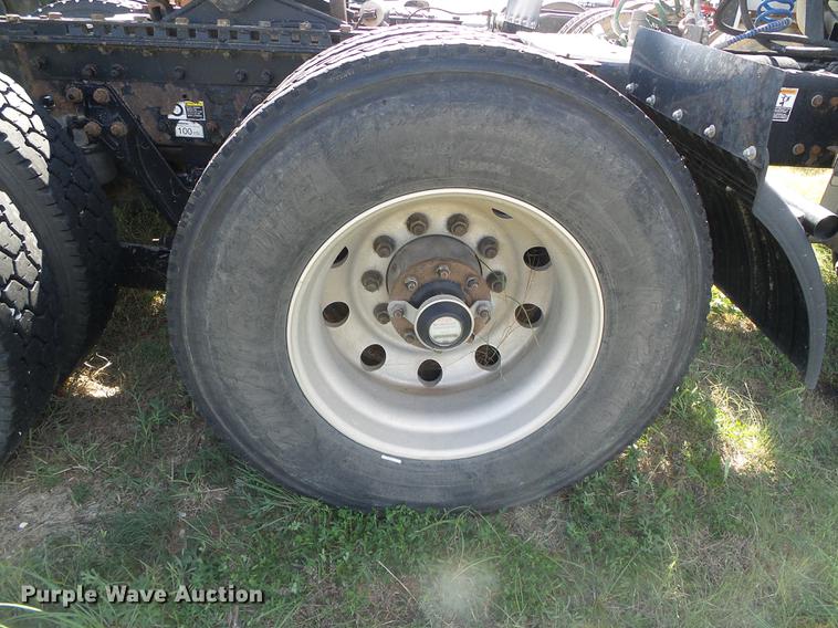 image for item DF2805 2006 Kenworth T600 semi truck