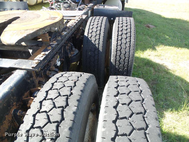 image for item DF2805 2006 Kenworth T600 semi truck