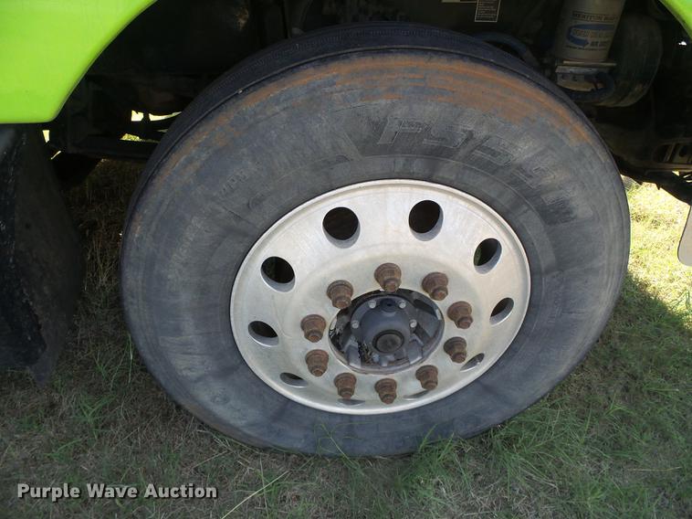 image for item DF2805 2006 Kenworth T600 semi truck