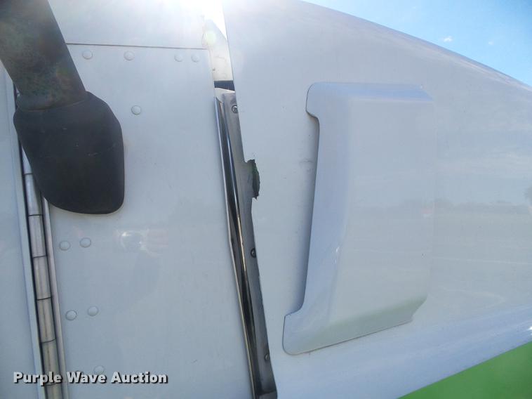 image for item DF2805 2006 Kenworth T600 semi truck