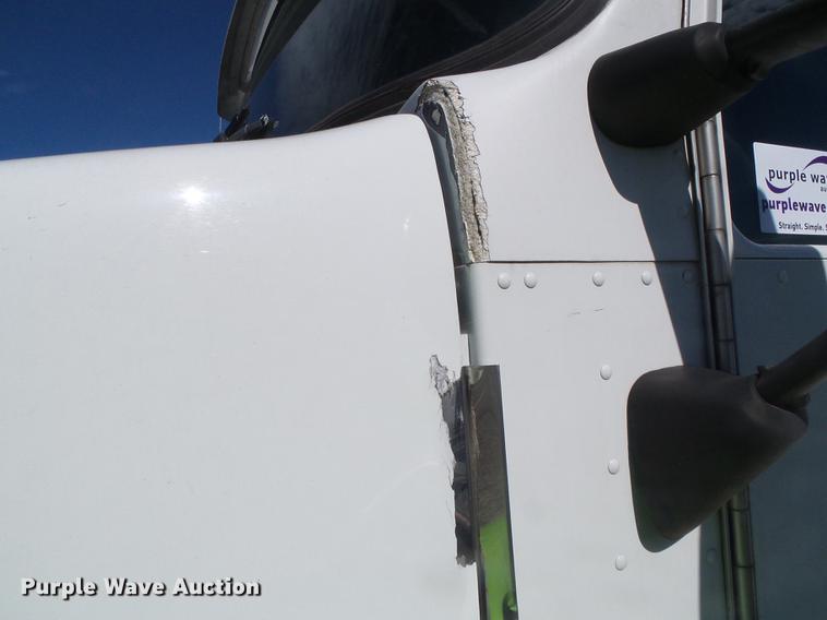 image for item DF2805 2006 Kenworth T600 semi truck