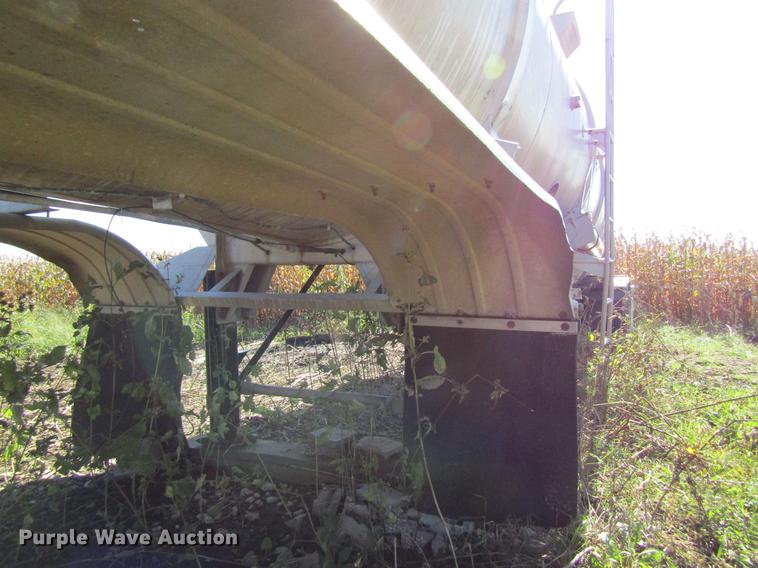 image for item DF3866 1977 Trail Master tank trailer