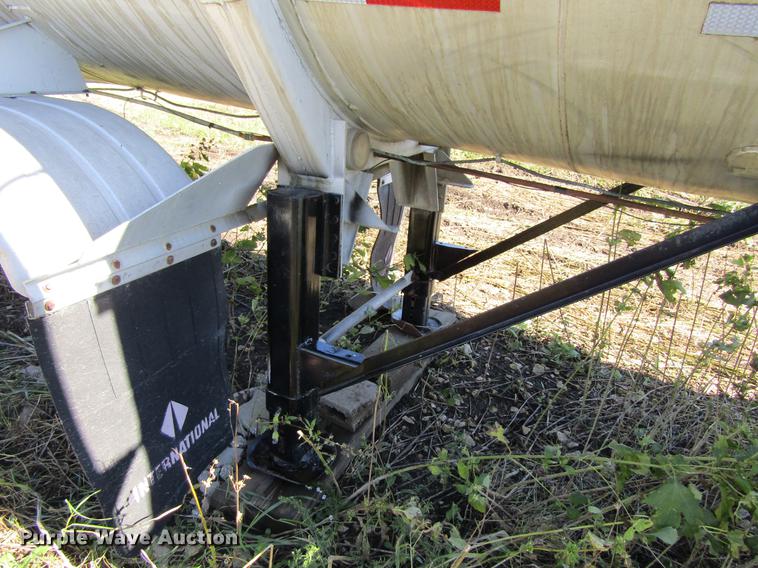 image for item DF3866 1977 Trail Master tank trailer