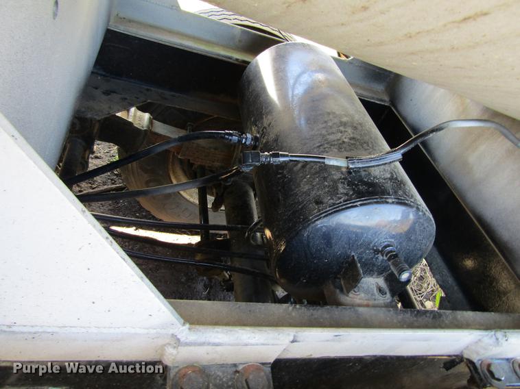 image for item DF3866 1977 Trail Master tank trailer