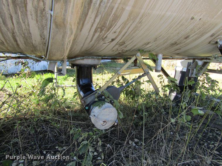 image for item DF3866 1977 Trail Master tank trailer