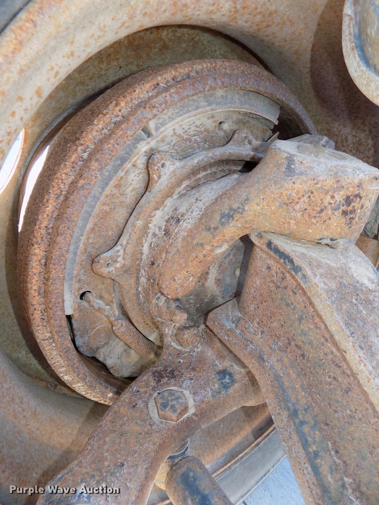 image for item DZ9587 Hendrickson steerable pusher axle