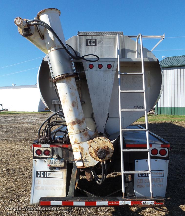 image for item L5711 1995 CEI Pacer AT35L-40-963 feed delivery trailer