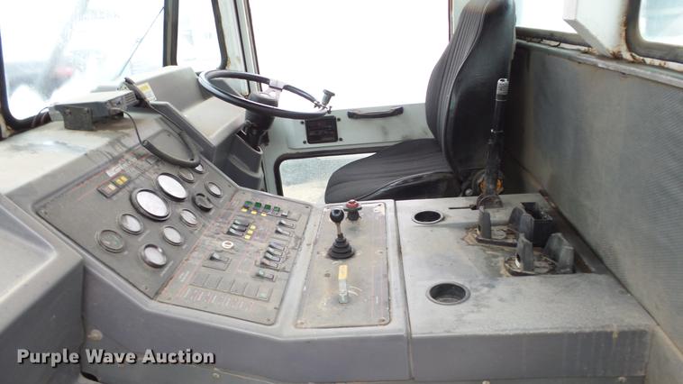 image for item AM9050 2001 Elgin Pelican P street sweeper