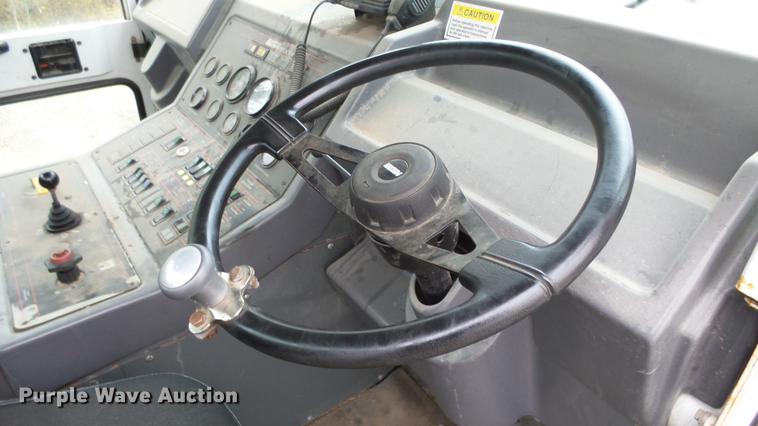 image for item AM9050 2001 Elgin Pelican P street sweeper