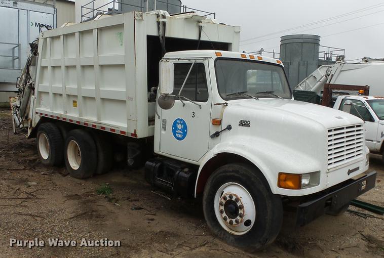 image for item AM9051 1999 International 4900 refuse truck
