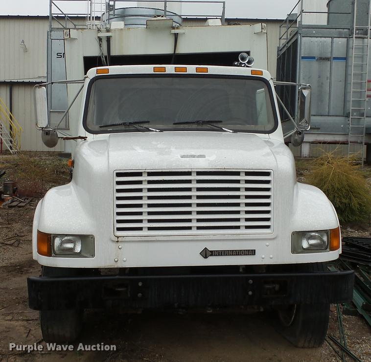image for item AM9051 1999 International 4900 refuse truck